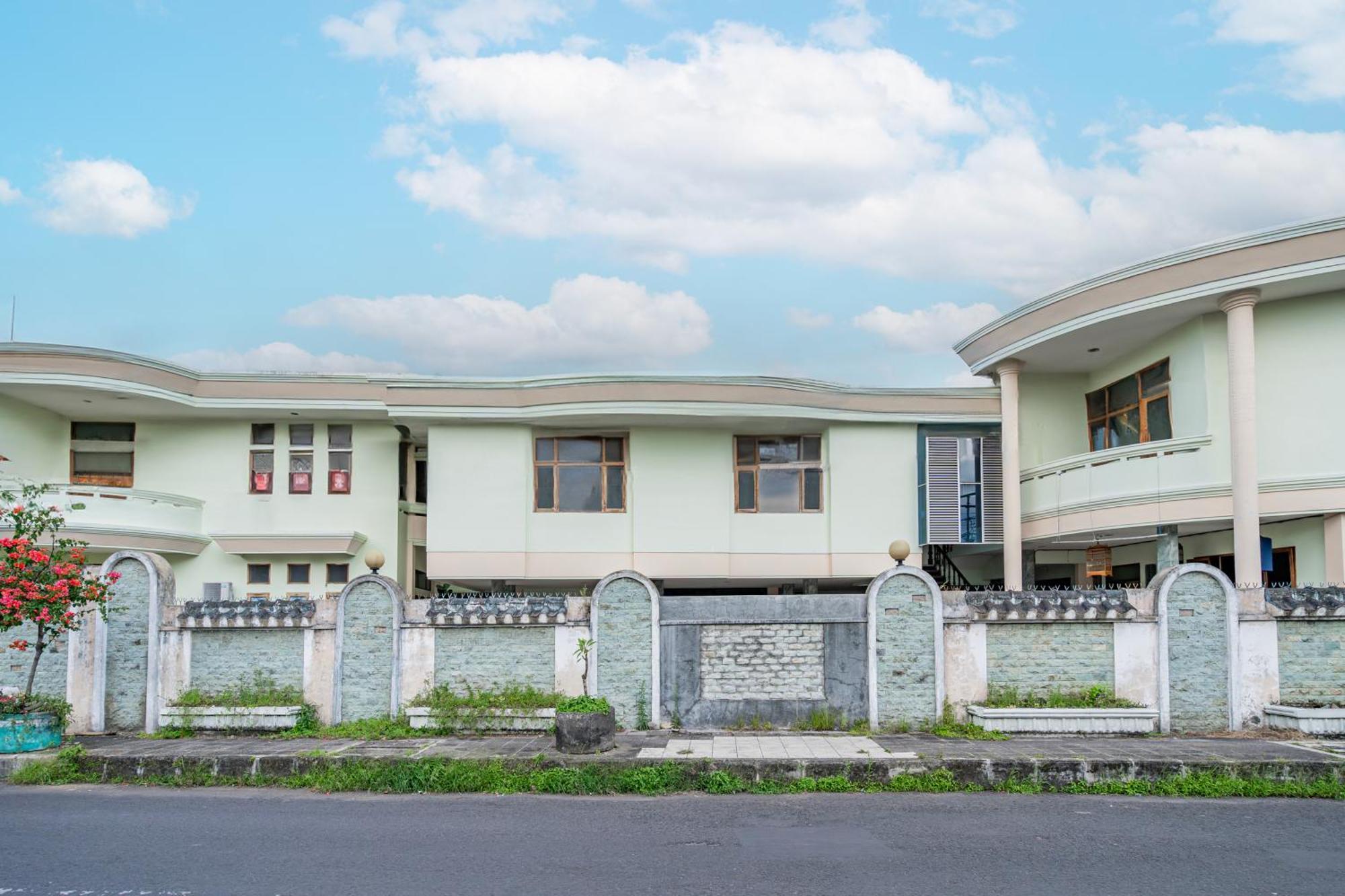 Collection O Tasikmalaya Near Stadium Wiradadaha Formerly Hotel Abadi Экстерьер фото